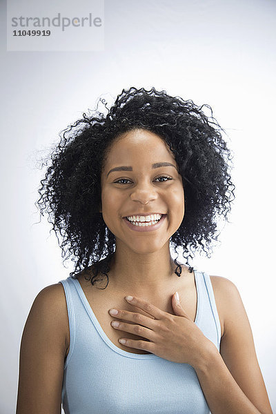 Afroamerikanische Frau lächelnd