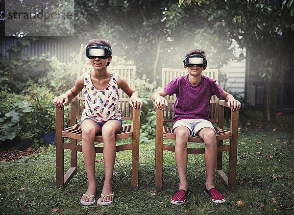 Gemischtrassige Kinder vor Virtual-Reality-Bildschirmen