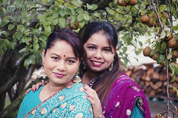 Frauen in traditionellen indischen Kleidern im Garten