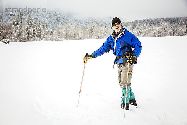Kaukasische Frau beim Skilanglauf auf einem verschneiten Feld