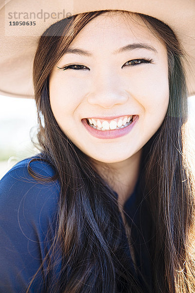 Chinesische Frau lächelnd im Freien