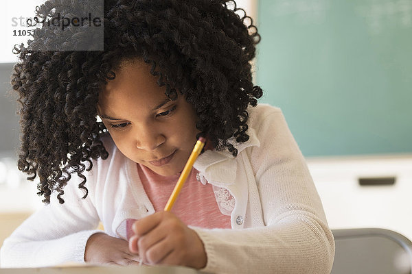 Afroamerikanische Schüler schreiben im Klassenzimmer