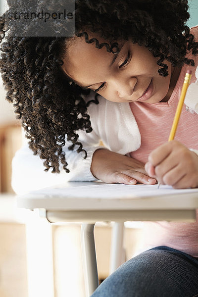Afroamerikanische Schüler schreiben im Klassenzimmer