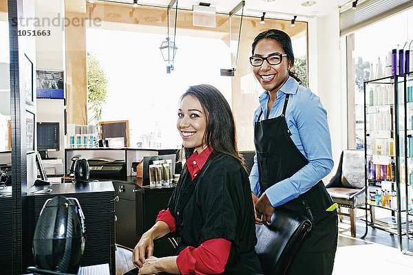 Friseur und Kunde im Friseursalon