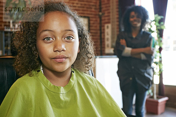 Seriöser Kunde mit Friseur im Friseursalon