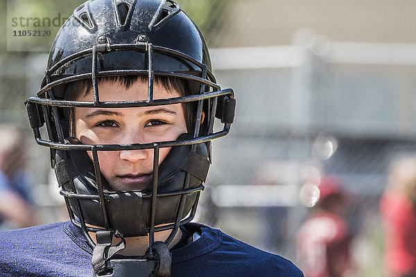 Kaukasischer Junge mit Baseball-Fängermaske