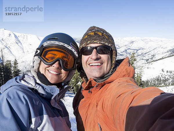Lächelndes Paar posiert für Selfie