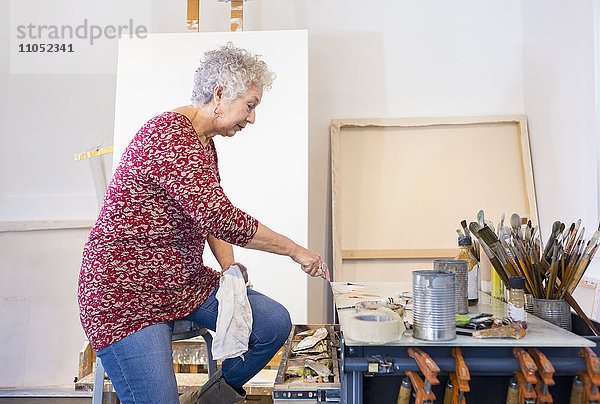 Künstlerin malt im Atelier