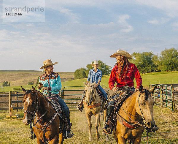 Cowgirls reiten auf einer Ranch