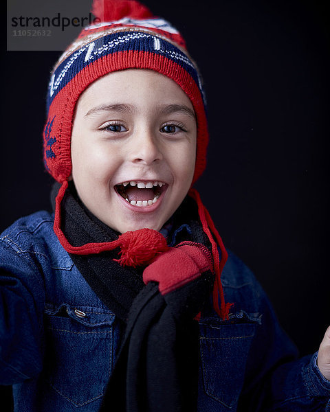 Nahaufnahme eines hispanischen Jungen in warmer Kleidung