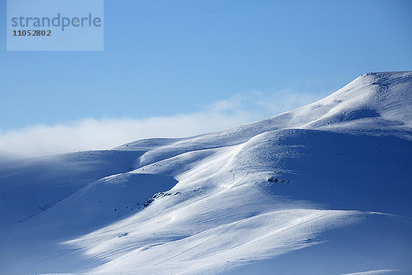 Verschneite Berge in abgelegener Landschaft