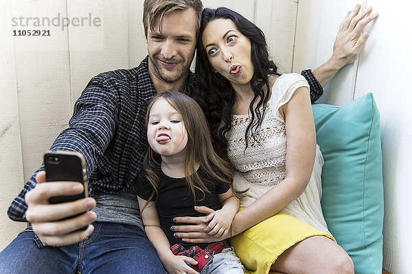 Familie nimmt Selfie mit Handy