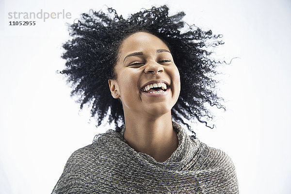 Afroamerikanische Frau lachend