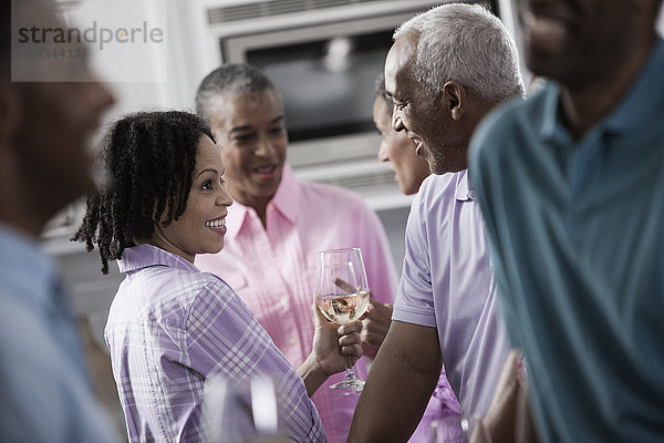 Eine Gruppe von Afroamerikanern ähnlichen Alters  die Babyboomer-Generation  feiert eine Party. Männer und Frauen  die eine Party feiern.