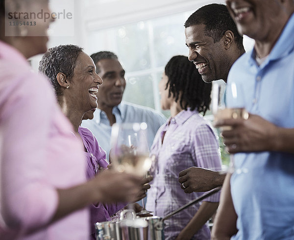 Eine Gruppe von Afroamerikanern ähnlichen Alters  die Babyboomer-Generation  feiert eine Party. Männer und Frauen  die eine Party feiern.