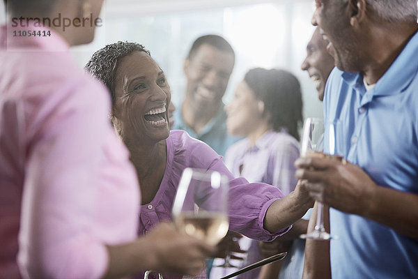 Eine Gruppe von Afroamerikanern ähnlichen Alters  die Babyboomer-Generation  feiert eine Party. Männer und Frauen  die eine Party feiern.