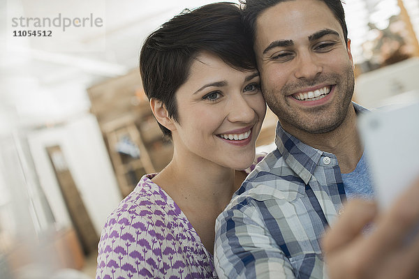 Ein Paar  Mann und Frau  die für ein Selfy posieren.