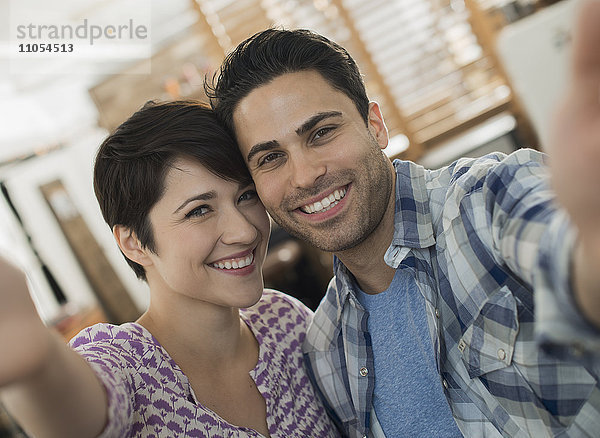 Ein Paar  Mann und Frau  die für ein Selfy posieren.