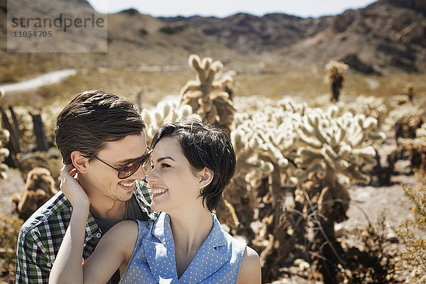 Ein junges Paar  Mann und Frau in einer Wüstenlandschaft.