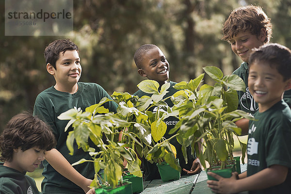 Kinder in einer Gruppe  die etwas über Pflanzen und Blumen lernen  in einem Afterschool-Club oder Sommercamp.