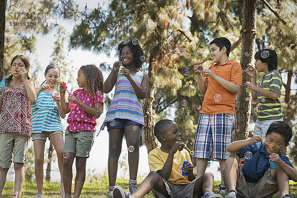 Kinder  die im Sommer im Freien spielen