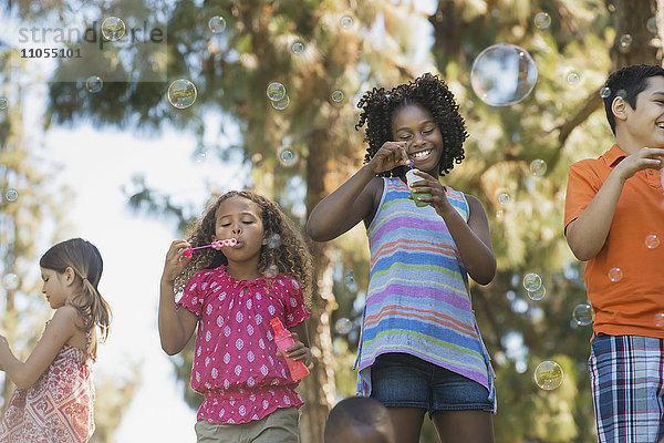 Kinder  die im Sommer im Freien spielen