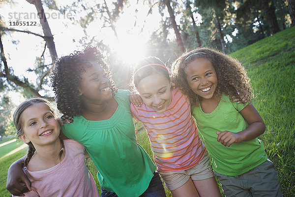 Kinder  die im Sommer im Freien spielen