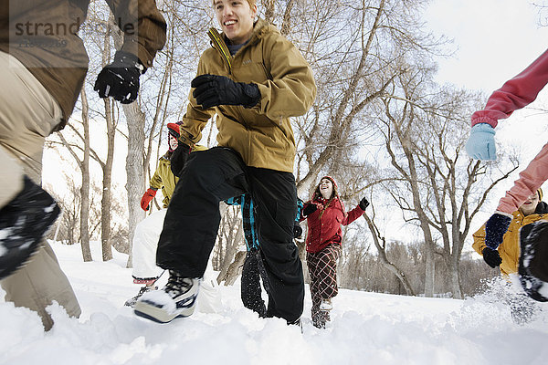 Kinder rennen über den Schnee.
