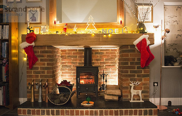 Weihnachtsstrümpfe  die auf dem Kaminsims hängen  und eine Karotten-Hackfleisch-Pastete für den Besuch des Weihnachtsmanns.