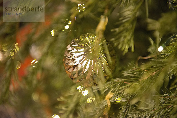 Weihnachtsschmuck. Ein traditioneller echter Weihnachtsbaum  geschmückt mit Lichtern.