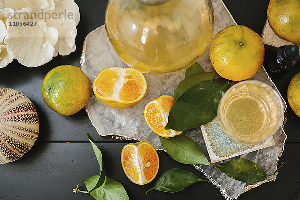 Draufsicht auf einen Tisch mit aufgeschnittenen Orangen und Gläsern.