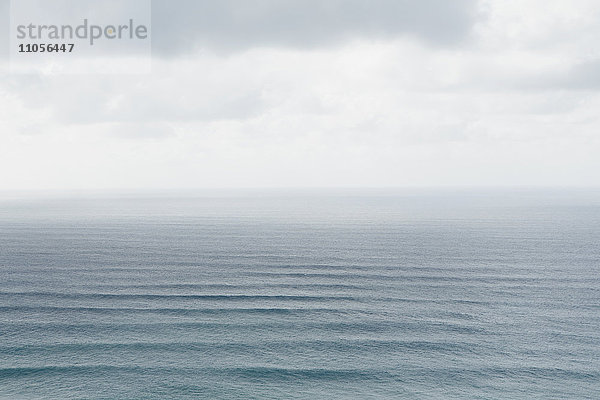 Erhöhte Ansicht des Pazifischen Ozeans und der Wellen
