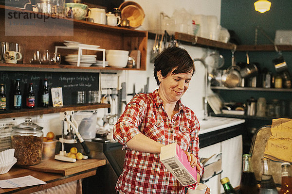Eine Frau  die in einer kleinen Großküche arbeitet  ein Coffee-Shop-Besitzer.