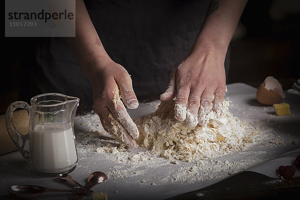 Valentinstag backen  Frau bereitet Teig für Kekse zu.