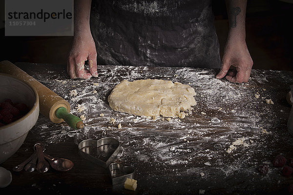 Valentinstag backen  Frau bereitet Teig für Kekse zu.