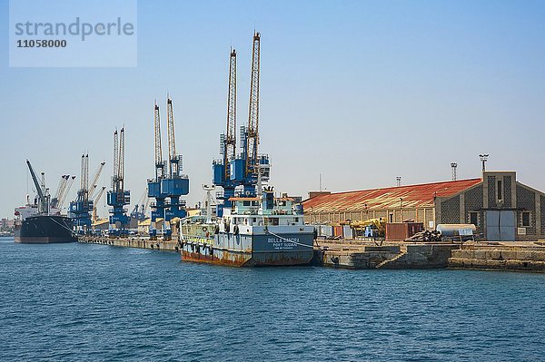 Krananlagen und Schiffe im Hafen von Port Sudan  Sudan  Afrika