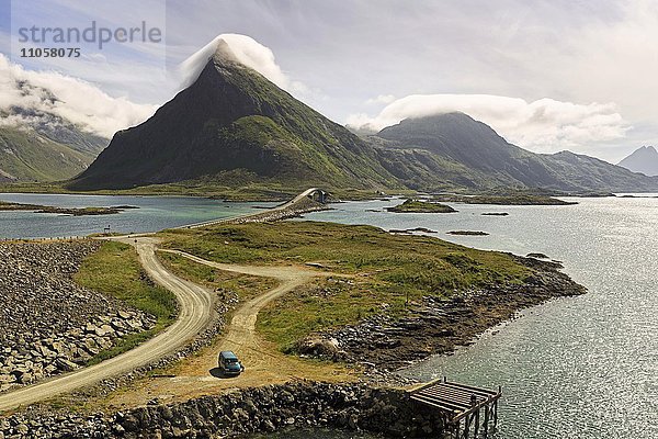 Fjordlandschaft  Straße und Brücke nach Fredvang  Insel Moskenesøya  Flakstad  Lofoten  Nordland  Nordnorwegen  Norwegen  Europa