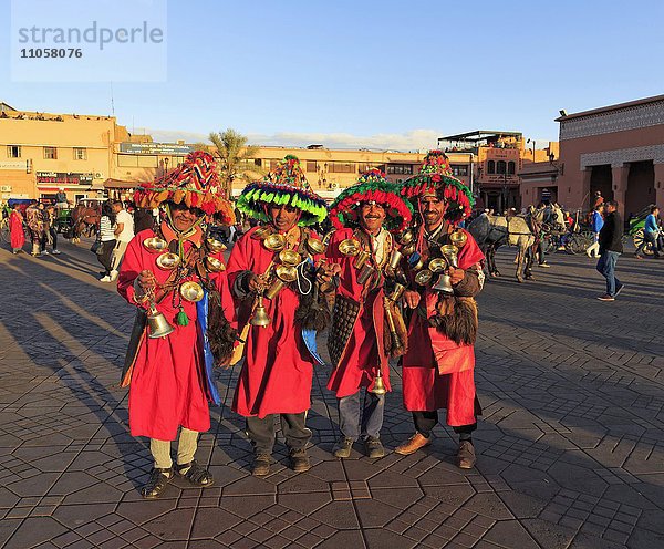 Guerrab oder Wasserträger in traditioneller Kleidung mit Wassersack und Messingschalen auf dem Gauklerplatz  Djemaa el Fna  Marrakesch  Marrakesch-Tensift-Al Haouz  Marokko  Afrika