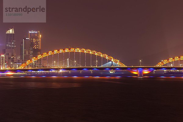 Beleuchtete C?u R?ng oder Drachenbrücke über den Han Fluss bei Nacht  Danang oder Da Nang  Zentralvietnam  Vietnam  Asien