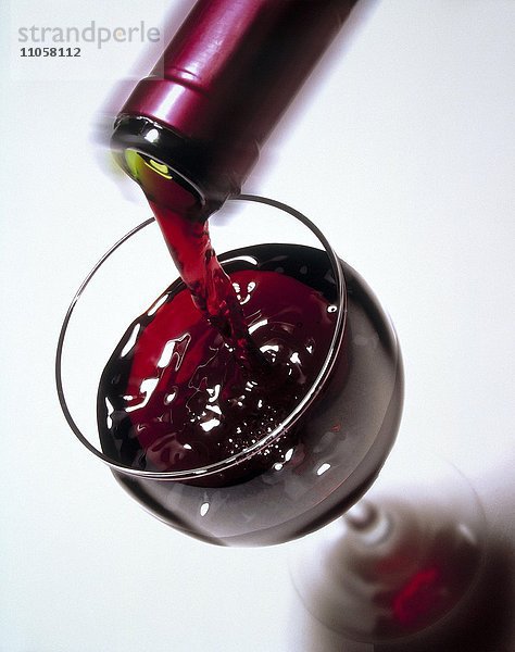 Rotwein  Glas  Flasche  einschenken