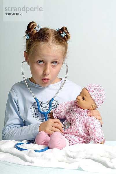 Mädchen hört mit Stethoskop ihre Puppe ab  Symbolbild Berufswunsch Ärztin