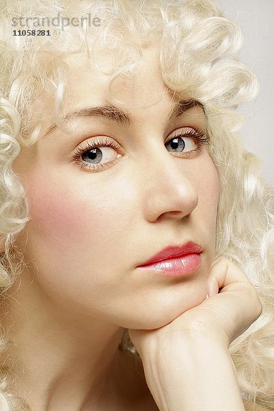 Frau  jung  blond  Locken  aufgestützter Kopf  Porträt