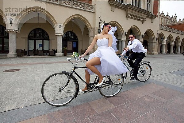 Braut fährt Bräutigam auf Fahrrad davon  Krakau  Polen  Europa