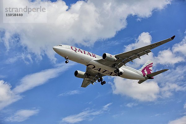 Flugzeug mit Wolkenhimmel  Airbus A330-202 von Qatar
