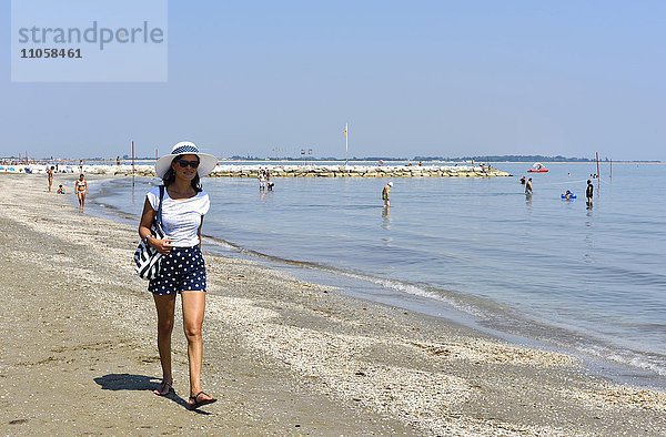 Frau spaziert am Strand  Stadtstrand Lido di Venezia  Venedig  Venetien  Italien  Europa