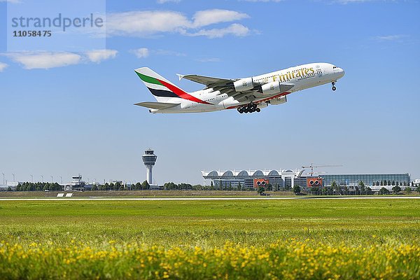 Airbus A380 der Fluggesellschaft Emirates bei Starten  Flughafen München  Bayern  Deutschland  Europa