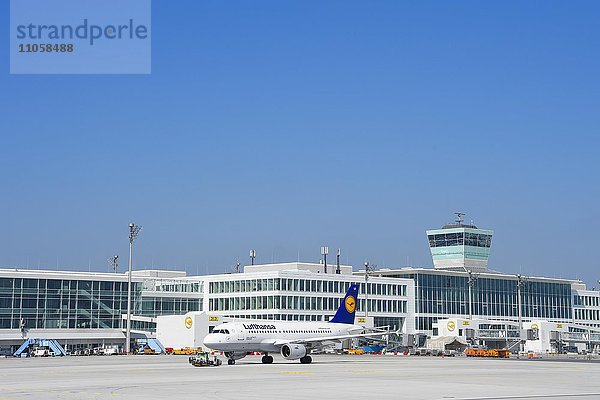 Lufthansa Airbus A 319-100  Tower  Satellit  Terminal 2  Abflug Gates J  K  L  Flughafen München  Bayern  Deutschland  Europa