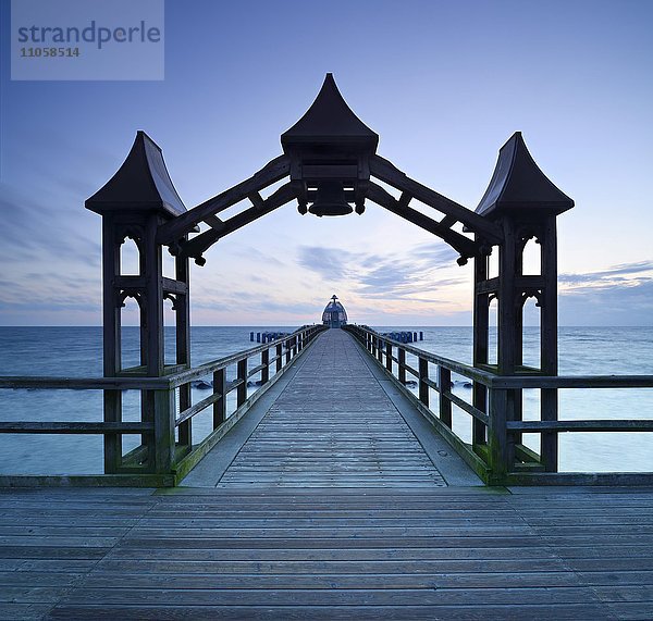 Seebrücke  Torbogen  hinten die Tauchglocke bei Morgendämmerung  Seebad Sellin  Insel Rügen  Mecklenburg-Vorpommern  Deutschland  Europa