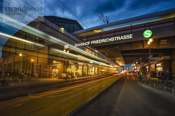 Bahnhof Friedrichsstrasse mit Lichtstreifen der vorbeifahrenden Strassenbahn und einem ICE auf der Stadtbahn  Berlin  Deutschland  Europa