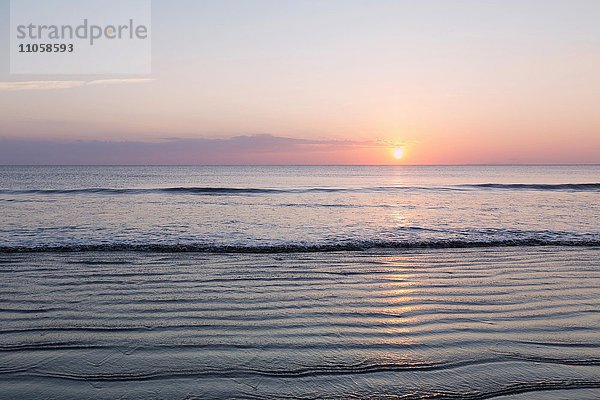 Sonnenuntergang am Strand Ao Yai Beach  Ko Phayam  Ranong  Thailand  Asien